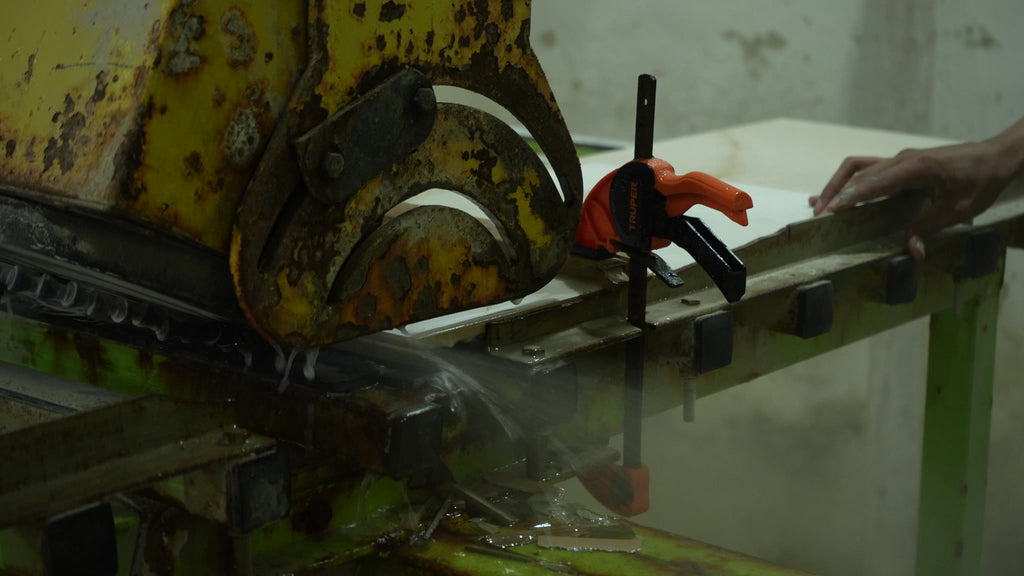 El disco cortando porcelanato bajo agua en el taller de Cota